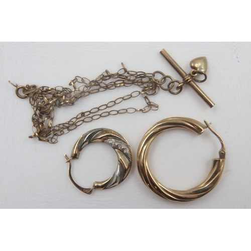 13 - Two odd 9ct gold hoop earrings and a 9ct gold broken chain, combined 3.7. UK P&P Group 0 (£6+VAT for... 