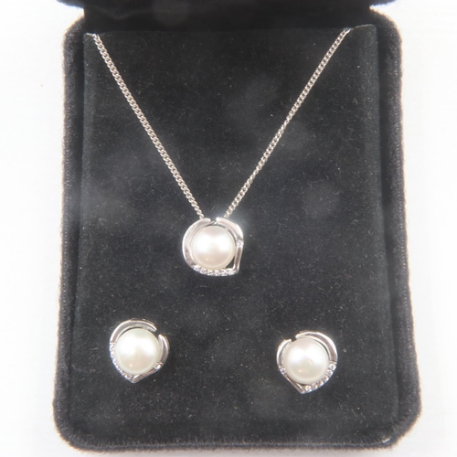 28 - 925 silver and pearl necklace and earrings set, boxed. UK P&P Group 0 (£6+VAT for the first lot and ... 