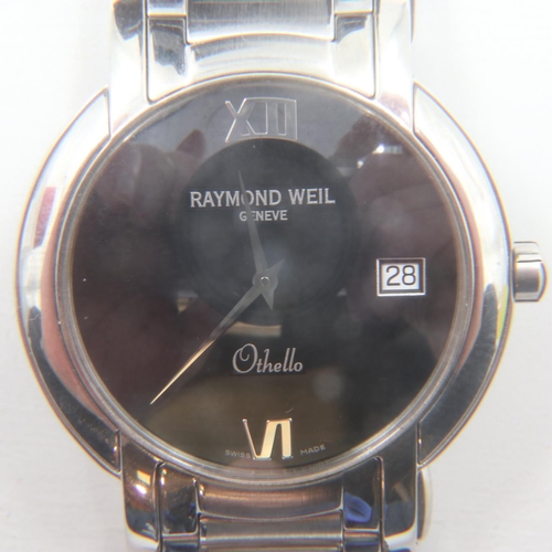 61 - RAYMOND WEIL: Othello gents slim profile steel cased wristwatch, black dial with date aperture, on s... 