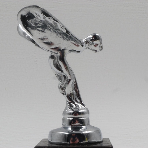 203 - Chrome flying lady on marble base, H: 15 cm. UK P&P Group 2 (£20+VAT for the first lot and £4+VAT fo... 