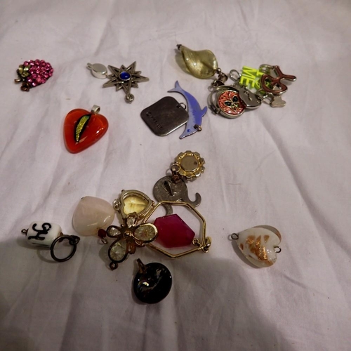 1064 - Mixed lot of modern costume pendants.  UK P&P Group 1 (£16+VAT for the first lot and £2+VAT for subs... 