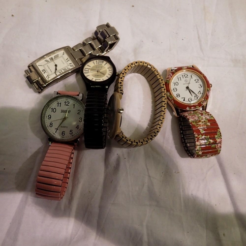 1078 - Five mixed wristwatches. UK P&P Group 1 (£16+VAT for the first lot and £2+VAT for subsequent lots)