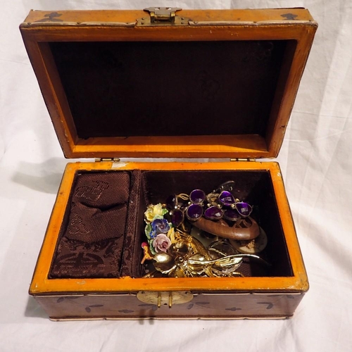 1105 - Jewellery box with costume jewellery contents. UK P&P Group 2 (£20+VAT for the first lot and £4+VAT ... 