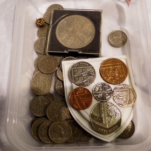 1124 - Loose pre decimal coins with a royal shield of arms plaque. UK P&P Group 1 (£16+VAT for the first lo... 