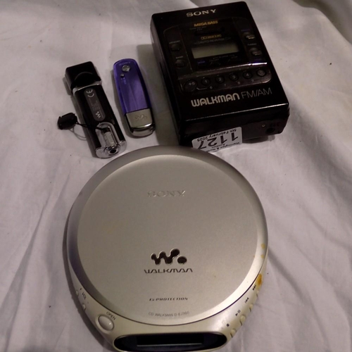 1127 - Sony Walkman D-EJ360 and FM/AM radio with two Sony MP3 players. UK P&P Group 2 (£20+VAT for the firs... 