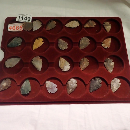 1149 - Twenty four flint stone arrowheads with presentation tray.UK P&P Group 1 (£16+VAT for the first lot ... 