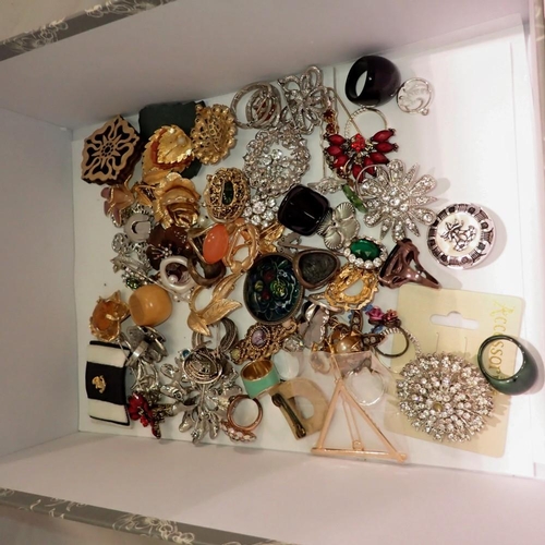 1167 - Mixed lot of costume brooches.  UK P&P Group 1 (£16+VAT for the first lot and £2+VAT for subsequent ... 