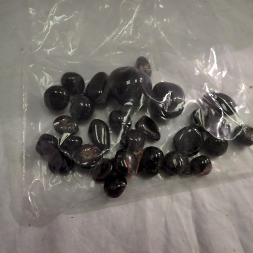 1185 - Varying garnet stones, total of over 900cts. UK P&P Group 1 (£16+VAT for the first lot and £2+VAT fo... 