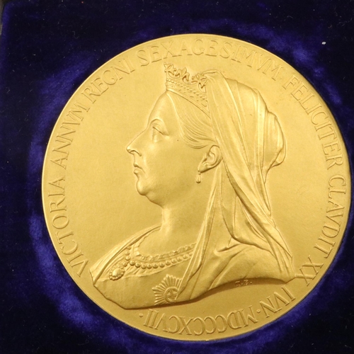 2175 - 1897 Diamond Jubilee of Queen Victoria, a large 22ct gold table medal by G W de Saulles, D: 55mm, in... 