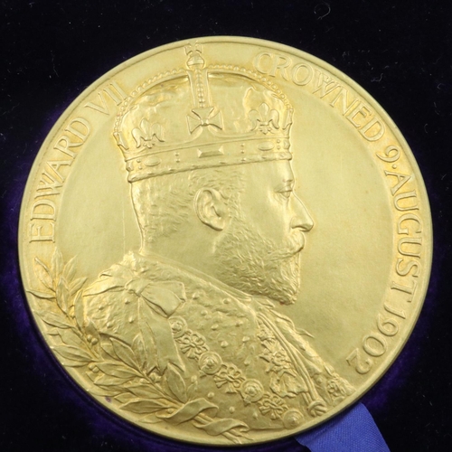 2176 - Edward VII 22ct gold Coronation table medal, 1902, with busts of King Edward VII and Queen Alexandra... 