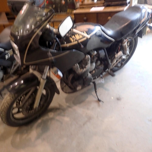 1003 - Yamaha XJ900 motorbike with keys and log book. Not available for in-house P&P