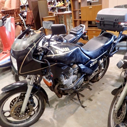 1004 - Yamaha XJ900 motorbike, with keys and log book. Not available for in-house P&P