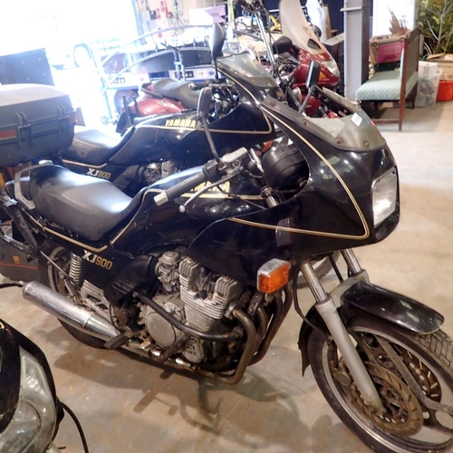 1004 - Yamaha XJ900 motorbike, with keys and log book. Not available for in-house P&P