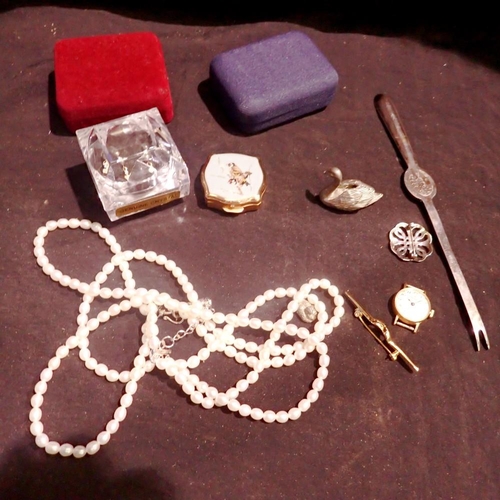 1059 - Plated marrow scoop, costume jewellery and a small silver brooch. UK P&P Group 1 (£16+VAT for the fi... 