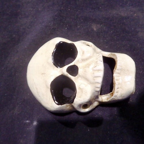 1060 - Cast iron skull bottle opener, H: 10 cm. UK P&P Group 1 (£16+VAT for the first lot and £2+VAT for su... 