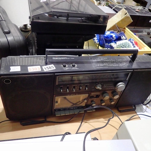 1585 - Vintage Sanyo M9998L stereo cassette recorder/radio, Ghetto Blaster. All electrical items in this lo... 