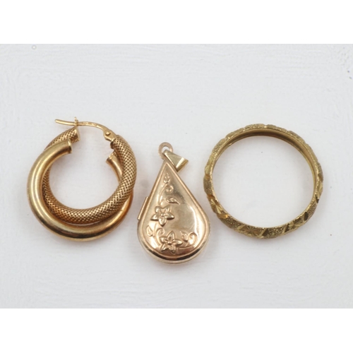 52 - 9ct gold textured band ring, size V, an individual earring and a 9ct gold locket, combined 4.5g. UK ... 