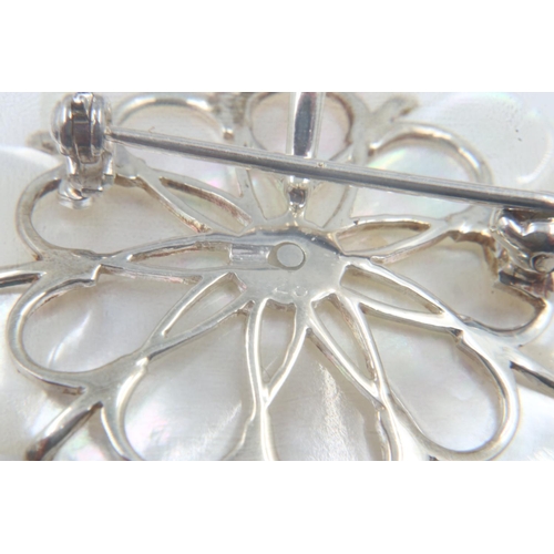 58 - Silver and mother of pearl flower brooch, D: 35 mm, and a silver and marcasite pendant necklace. UK ... 