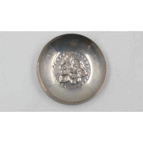 147 - 925 silver circular bowl with floral decoration in relief, D: 90mm, 30g. UK P&P Group 1 (£16+VAT for... 