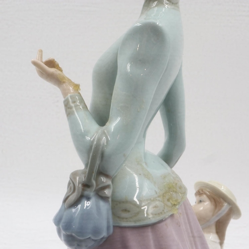 225 - Lladro mother and daughter, no cracks or chips, H: 37 cm. UK P&P Group 2 (£20+VAT for the first lot ... 