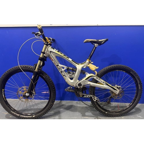 1009 - GT Fury downhill full suspension mountain bike, 23 inch wheels, 17 inch frame, various extra parts t... 