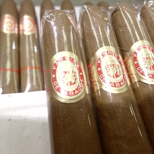 1093 - Habana box of mixed cigars. UK P&P Group 1 (£16+VAT for the first lot and £2+VAT for subsequent lots... 