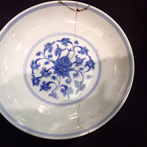 305 - Selection of 18th and 19th century Oriental ceramics, some damages / repairs throughout. Nine pieces... 