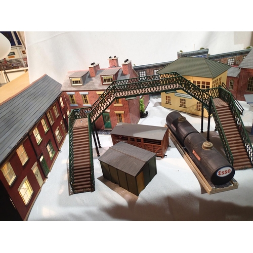 2195 - O gauge buildings, card and plastic, including houses, footbridge, goods shed etc, mostly good condi... 