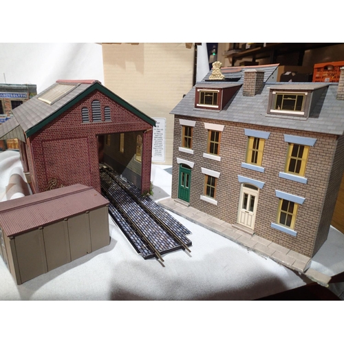 2195 - O gauge buildings, card and plastic, including houses, footbridge, goods shed etc, mostly good condi... 