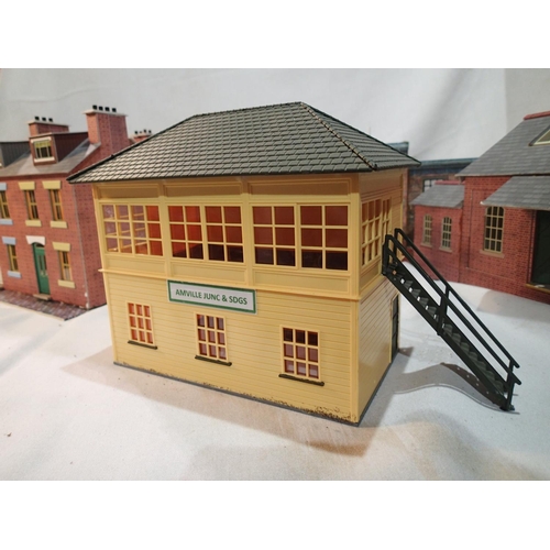 2195 - O gauge buildings, card and plastic, including houses, footbridge, goods shed etc, mostly good condi... 