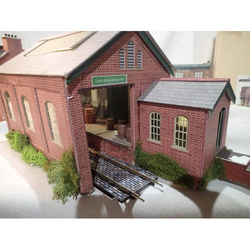 2195 - O gauge buildings, card and plastic, including houses, footbridge, goods shed etc, mostly good condi... 