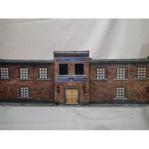 2195 - O gauge buildings, card and plastic, including houses, footbridge, goods shed etc, mostly good condi... 