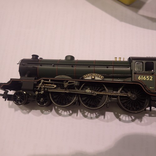 2381 - Hornby OO gauge, R2209, class B17, Darlington, 61652, green, early crest, excellent condition, wear ... 