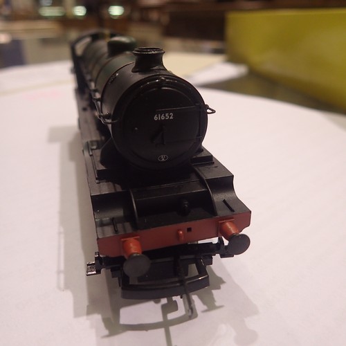 2381 - Hornby OO gauge, R2209, class B17, Darlington, 61652, green, early crest, excellent condition, wear ... 