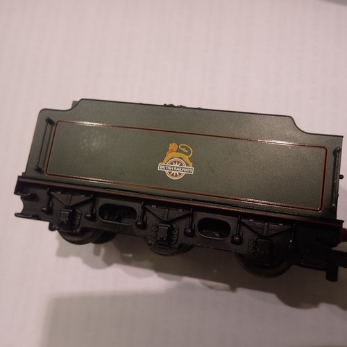 2381 - Hornby OO gauge, R2209, class B17, Darlington, 61652, green, early crest, excellent condition, wear ... 