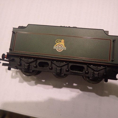 2381 - Hornby OO gauge, R2209, class B17, Darlington, 61652, green, early crest, excellent condition, wear ... 