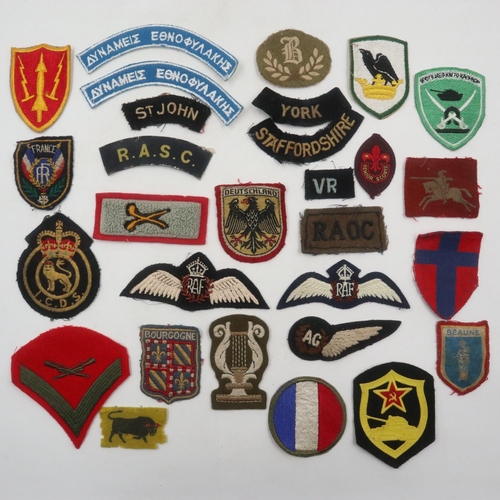 2208 - WWII and later world military division patches, mostly British. UK P&P Group 1 (£16+VAT for the firs... 