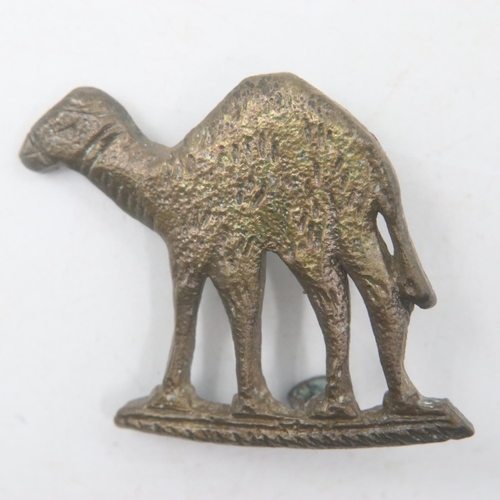 2278 - WWI Australian-New Zealand Camel Corps Middle Eastern Sand Cast Cap Badge. UK P&P Group 1 (£16+VAT f... 