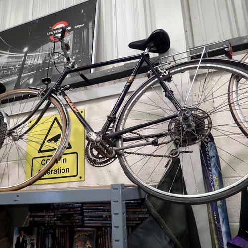 1002 - Gents Raleigh black bicycle, 23 inch frame with 26 inch wheels. Not available for in-house P&P