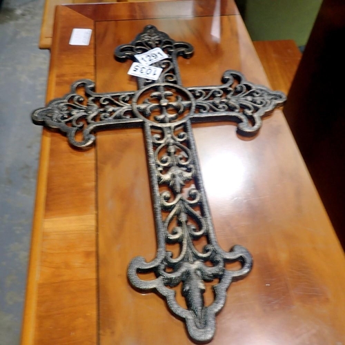 1035 - Cast iron metal cross, H: 43 cm. UK P&P Group 2 (£20+VAT for the first lot and £4+VAT for subsequent... 