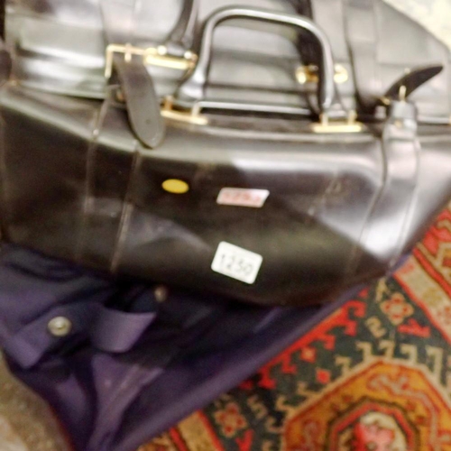 1250 - Samsonite blue holdall and an original vintage leather nurses bag. Not available for in-house P&P