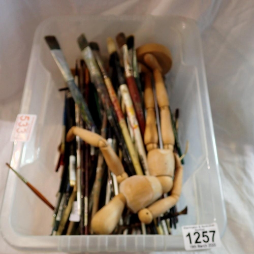 1257 - Large quantity of artists paintbrushes and a jointed figure. Not available for in-house P&P