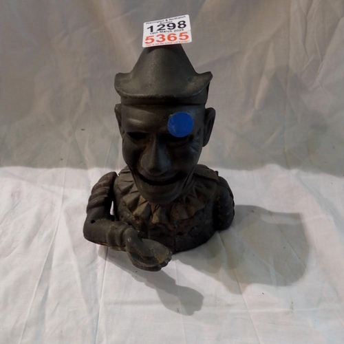 1298 - Cast iron joker moneybox. UK P&P Group 2 (£20+VAT for the first lot and £4+VAT for subsequent lots)