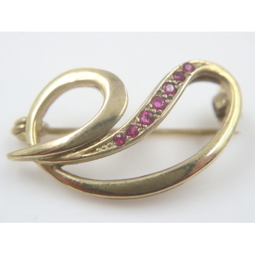 31 - 18ct gold brooch set with seven graduating rubies, L: 30mm, 3.8g. UK P&P Group 0 (£6+VAT for the fir... 