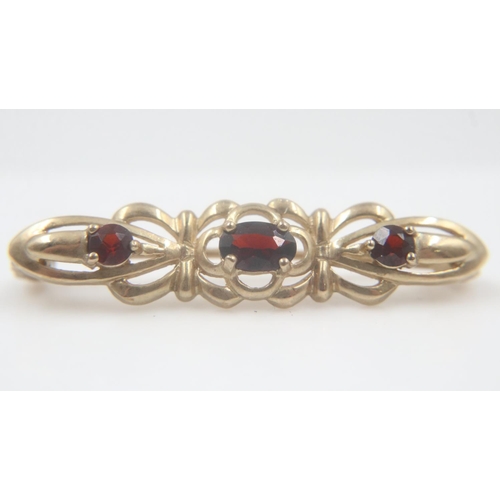 9 - 9ct gold brooch set with three garnets, L: 35mm, 3.0g. UK P&P Group 0 (£6+VAT for the first lot and ... 