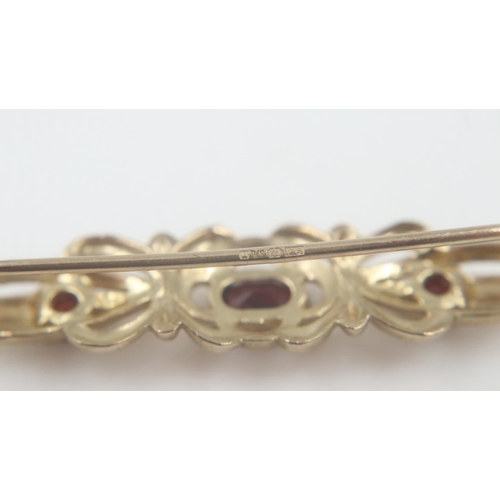 9 - 9ct gold brooch set with three garnets, L: 35mm, 3.0g. UK P&P Group 0 (£6+VAT for the first lot and ... 