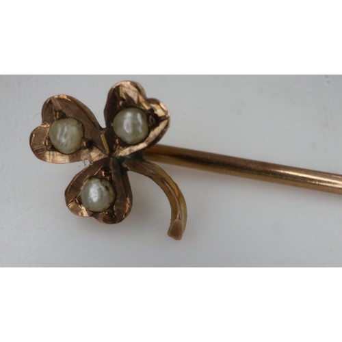 45 - Boxed 9ct gold clover-head pin decorated with pearl, 1.0g. UK P&P Group 0 (£6+VAT for the first lot ... 