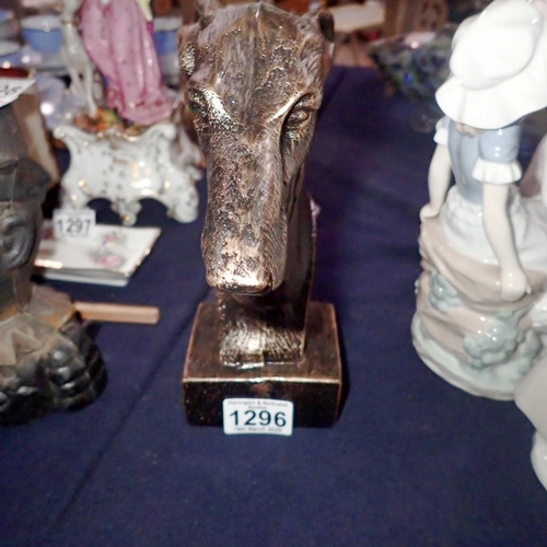 1296 - Cast iron grey hound bust. UK P&P Group 2 (£20+VAT for the first lot and £4+VAT for subsequent lots)