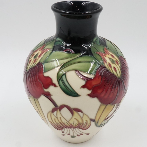 135 - Moorcroft vase in the Anna Lily pattern, no cracks or chips, H: 17 cm. UK P&P Group 2 (£20+VAT for t... 