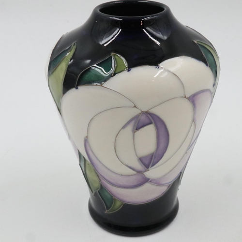 141 - Moorcroft White Rose vase, no cracks or chips, H: 12 cm. UK P&P Group 1 (£16+VAT for the first lot a... 